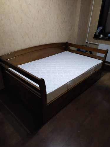 Кровать из натурального дерева Верона, массив сосны, цвет коричневый 2. Изделие укомплектовано матрасом с ортопедическим эффектом.